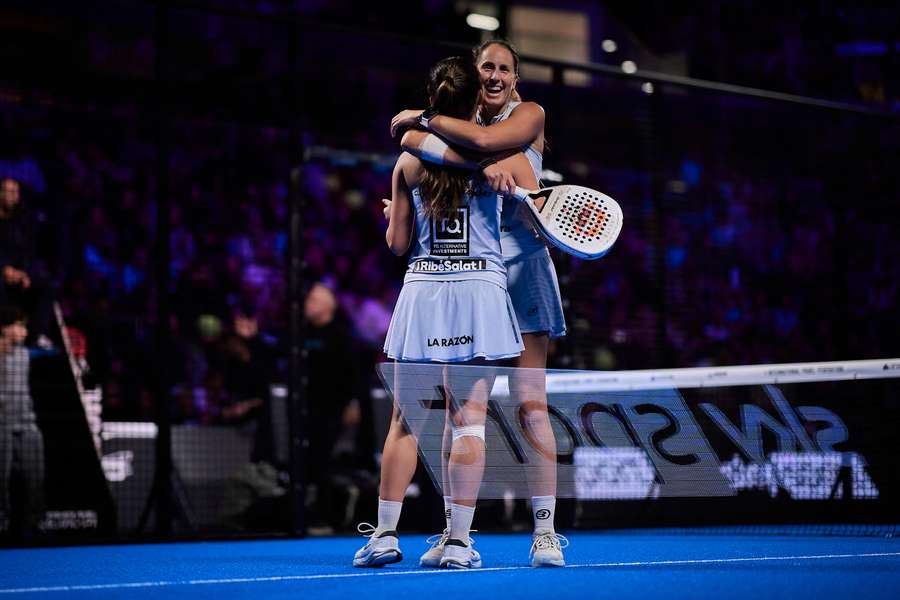 Claudia Fernández y Gemma Triay se abrazan tras un partido.