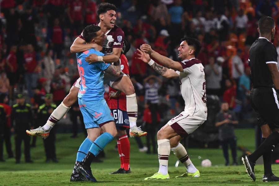 Goleiro do Lanús celebra com companheiros classificação às semifinais da Sul-Americana