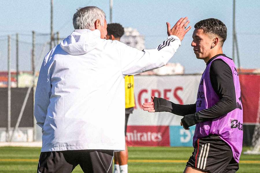 Mourinho avec Prestianni à l’entraînement des Aigles