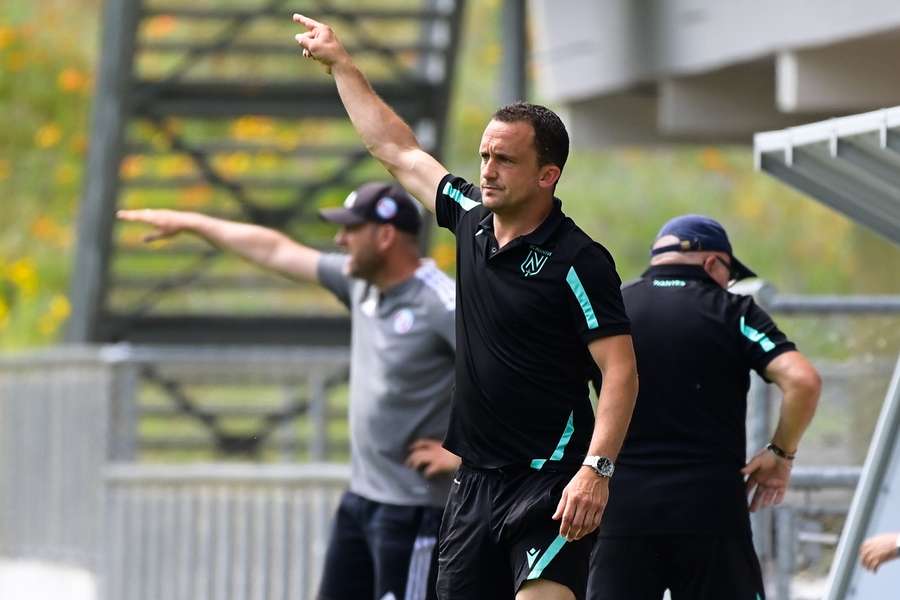 Pierre Aristouy donnant des indications aux U19 de Nantes, l'an passé.