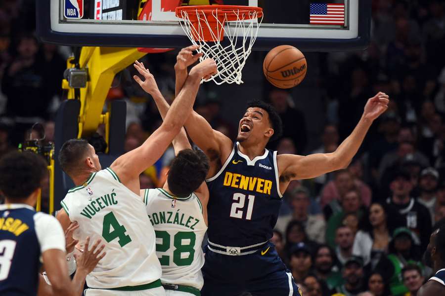 Hugo González lucha por la posesión Hugo González lucha por la posesión