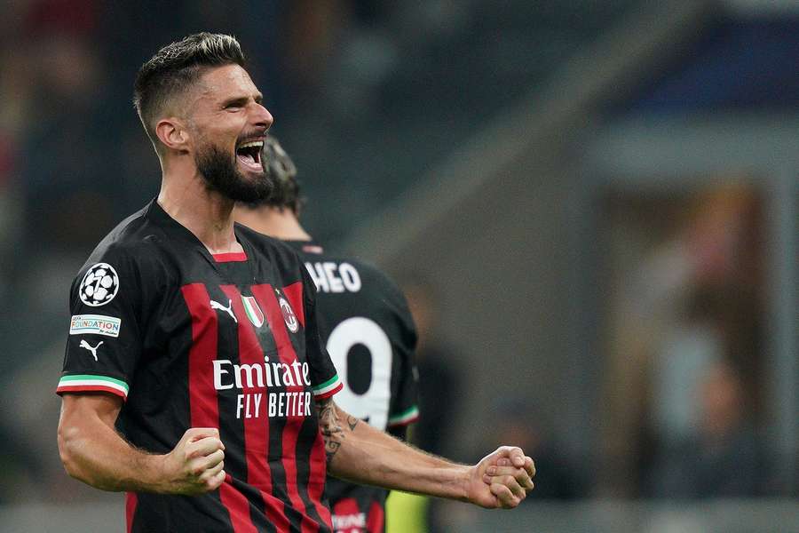 Olivier Giroud fez dois e garantiu o Milan na próxima fase