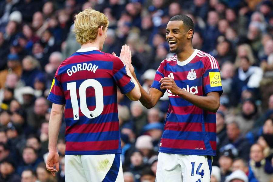 Isak celebrando con su compañero Gordon