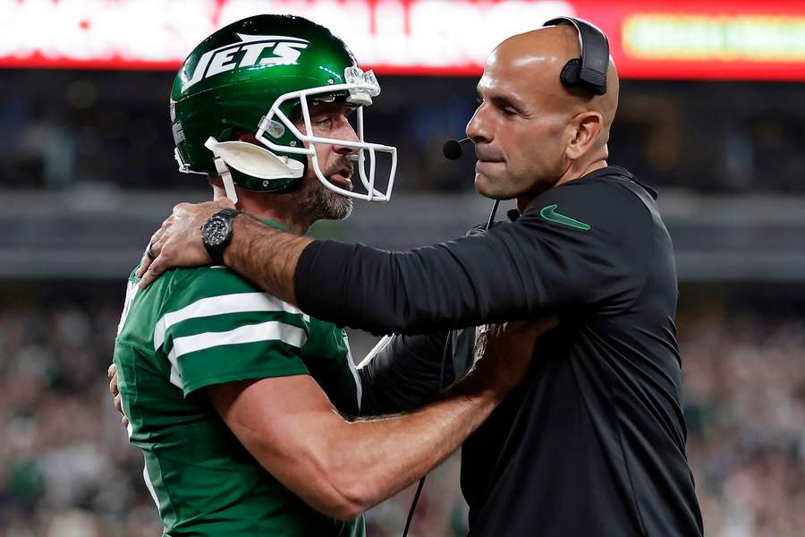 Aaron Rodgers (L) zag dinsdag zijn head coach Robert Saleh ontslagen worden.