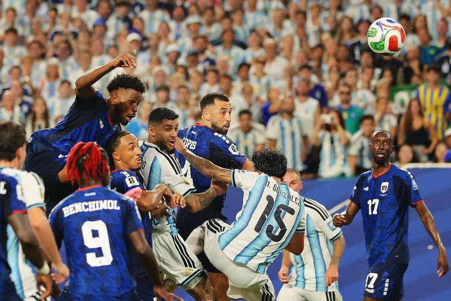 El remate del Cuti Romero que da lugar al 3-2 de Argentina ante Cabo Verde