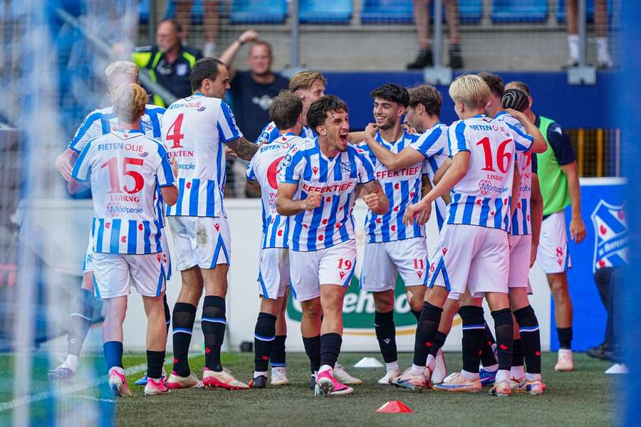 Heerenveen celebrate Luca Oyen's goal against FC Twente