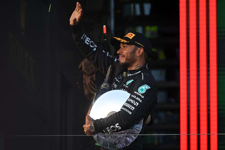 Hamilton viert zijn tweede plaats op het podium