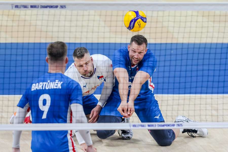 Češi se v úvodním duelu MS vytáhli na favorizované Srby.