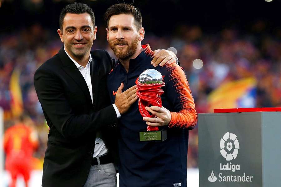 Xavi en Lionel Messi in andere tijden met de prijs voor beste speler van de maand