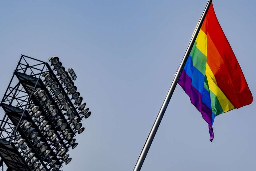 Een regenboogvlag op het Maasgebouw van De Kuip