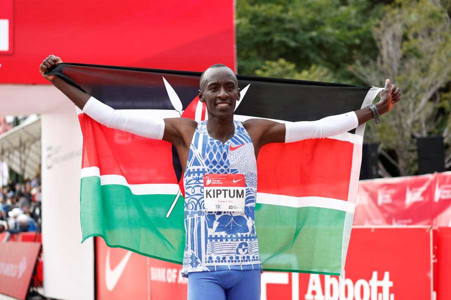 Kelvin Kiptum, do Quénia, celebra a vitória na Maratona de Chicago Bank of America 2023, a 8 de outubro de 2023