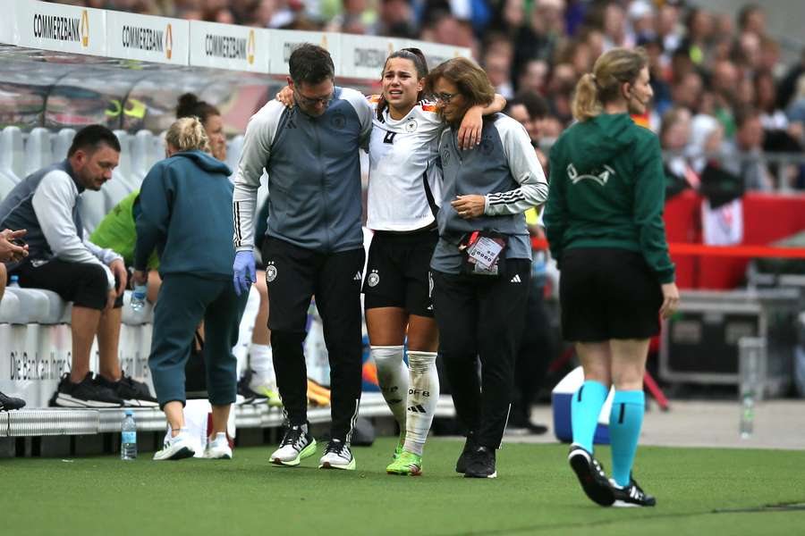 Lena Oberdorf musste gegen Österreich unter Tränen den Platz verlassen.