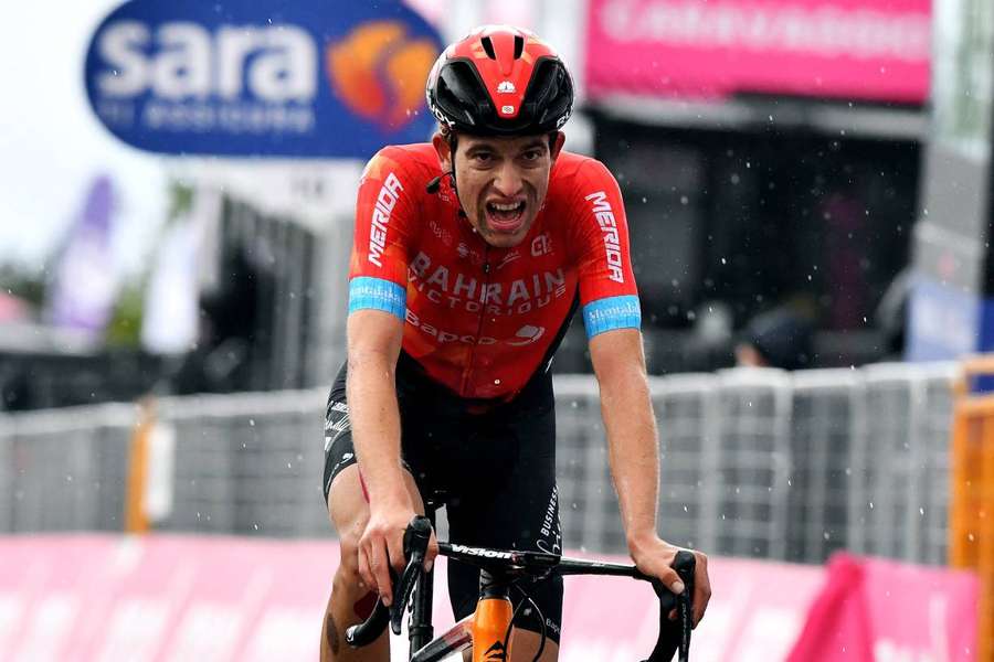 Gino Mader, ciclista da Bahrain Victorious, caiu na etapa 5 da Volta à Suíça