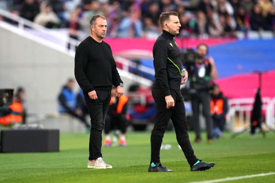 Hansi Flick (l.) droht beim FC Barcelona erstmals Unruhe