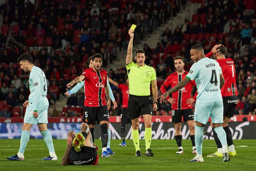 Isidro Díaz de Mera saca la amarilla a Samú Costa en el Mallorca-Betis