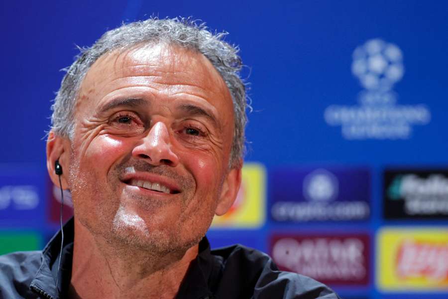 Luis Enrique szczęśliwy na konferencji prasowej.