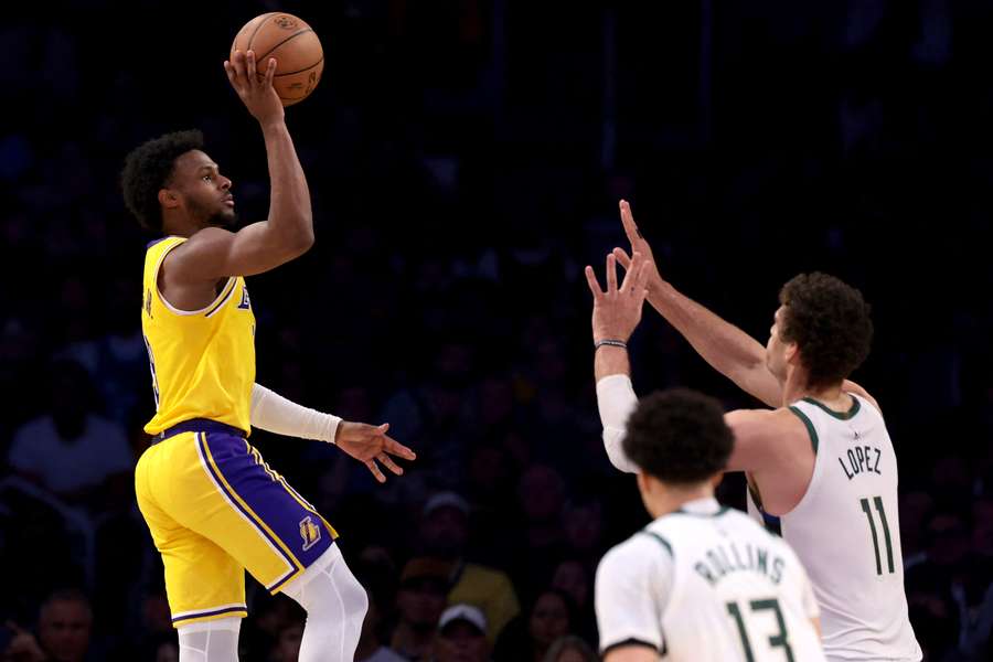 Bronny James ejecuta un tiro frente a Milwaukee.