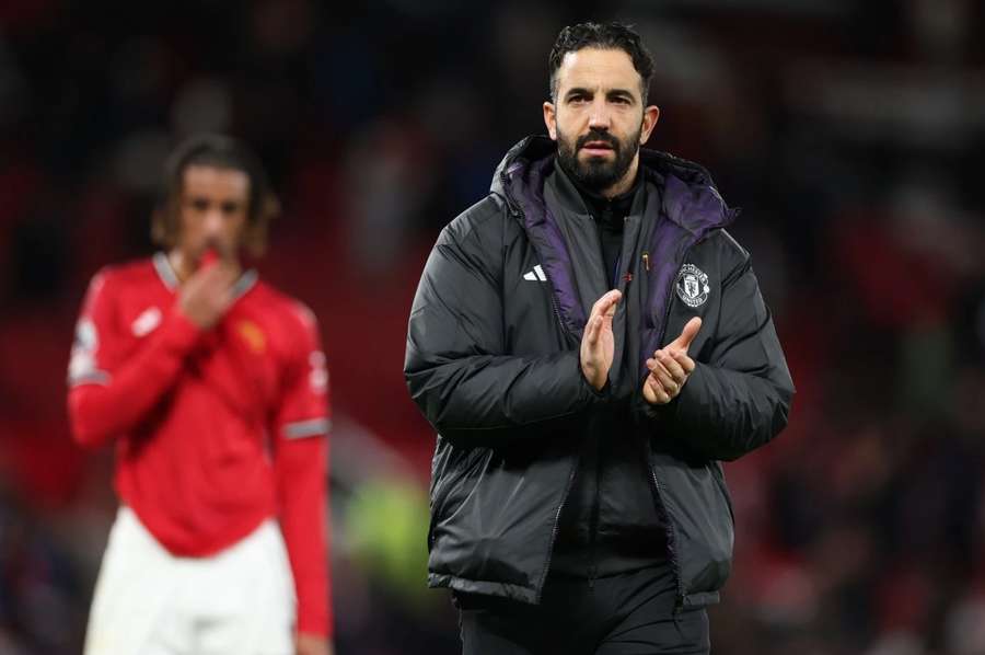 Rúben Amorim, v pozadí Leny Yoro. Rúben Amorim, v pozadí Leny Yoro.