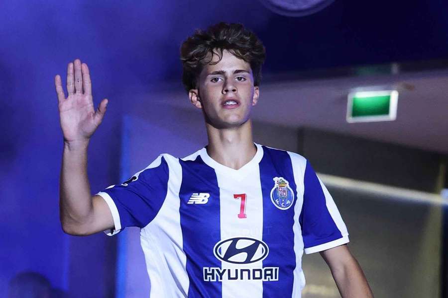 Filho de 14 anos de uma lenda estreia-se pelos gigantes portugueses do andebol Filho de 14 anos de uma lenda estreia-se pelos gigantes portugueses do andebol