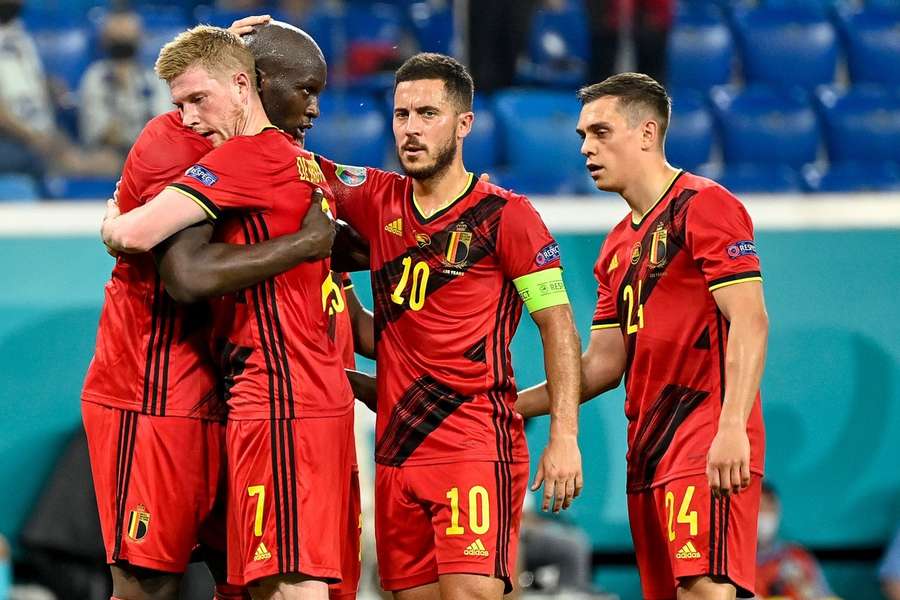 Belgiens spillere jubler efter scoring mod Finland ved EM 2021.