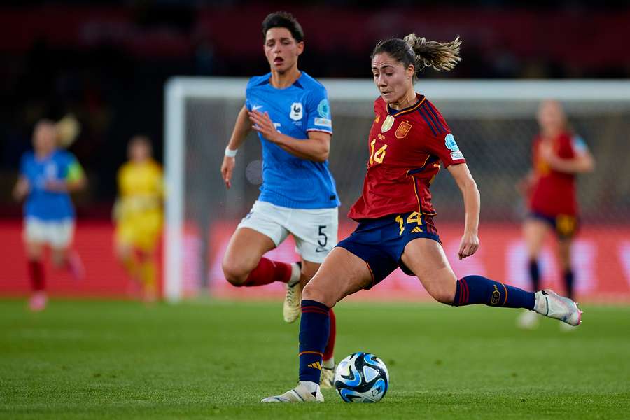 Laia Aleixandri entrega a bola durante o jogo contra a França