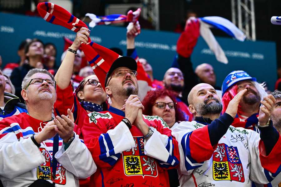Čeští fanoušci na olympiádě v Miláně.