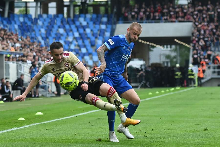 Matej Čurma v súboji s Vladimírom Weissom. Snímka je z ostatného vystúpenia na Tehelnom poli, v ktorom Trnava vyhrala po predĺžení Slovnaft Cup.
