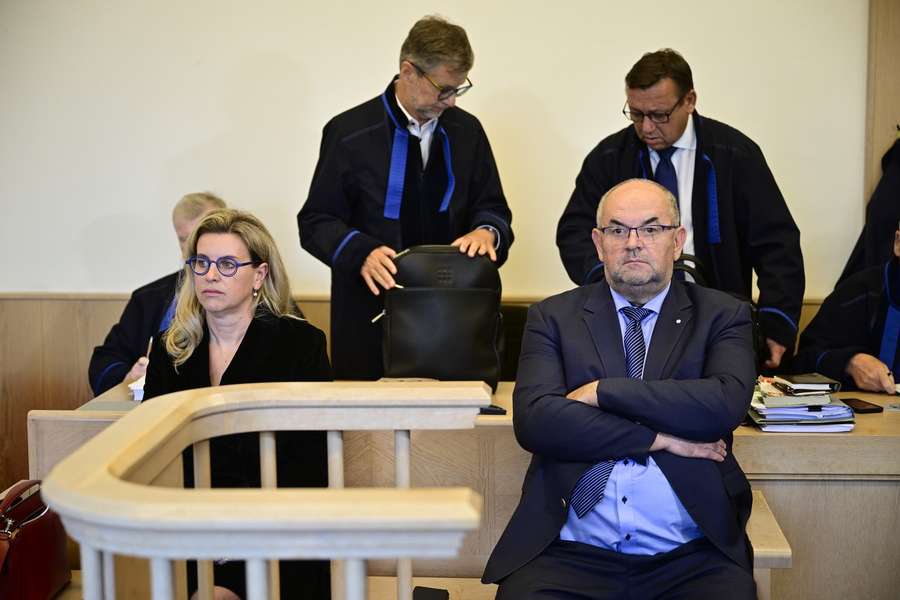 Pelta s Kratochvílovou u soudu.