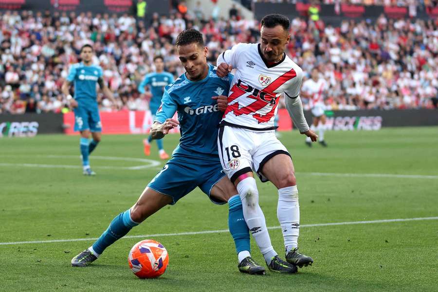 Antony y Álvaro luchan por la posesión Antony y Álvaro luchan por la posesión