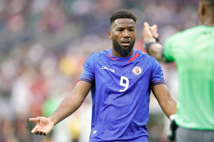 Duckens Nazon lors du match entre Haïti et le Qatar en Gold Cup de la CONCACAF au NRG Stadium de Houston, le 25 juin 2023. Duckens Nazon lors du match entre Haïti et le Qatar en Gold Cup de la CONCACAF au NRG Stadium de Houston, le 25 juin 2023.