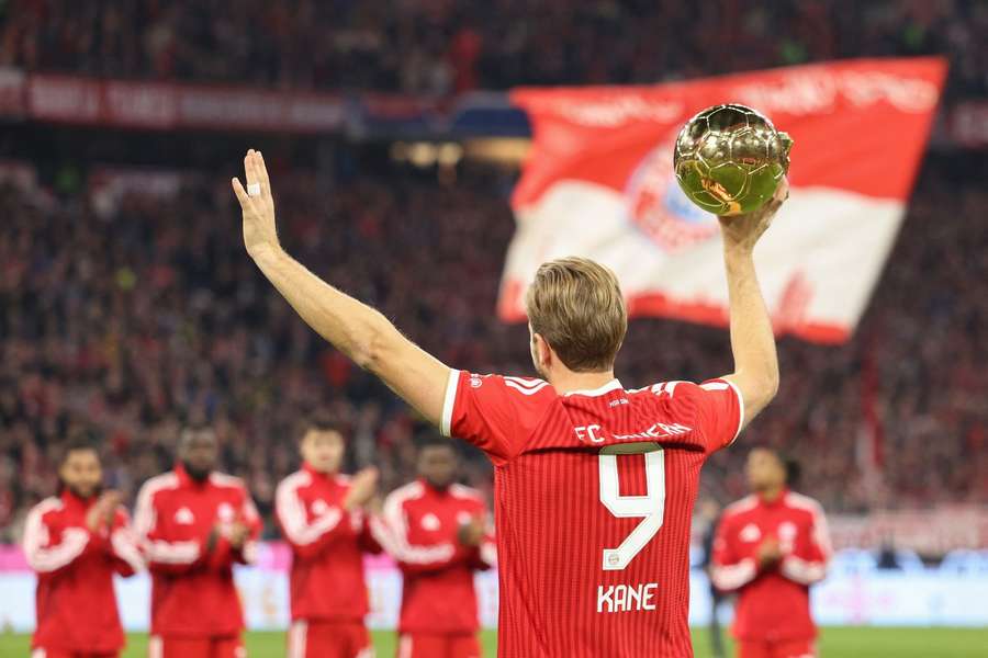 Kane präsentiert den Ballon d'Or Kane präsentiert den Ballon d'Or