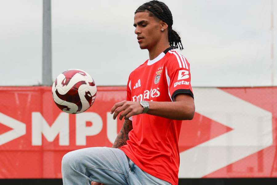 Paulo Souza assina contrato profissional com o Benfica