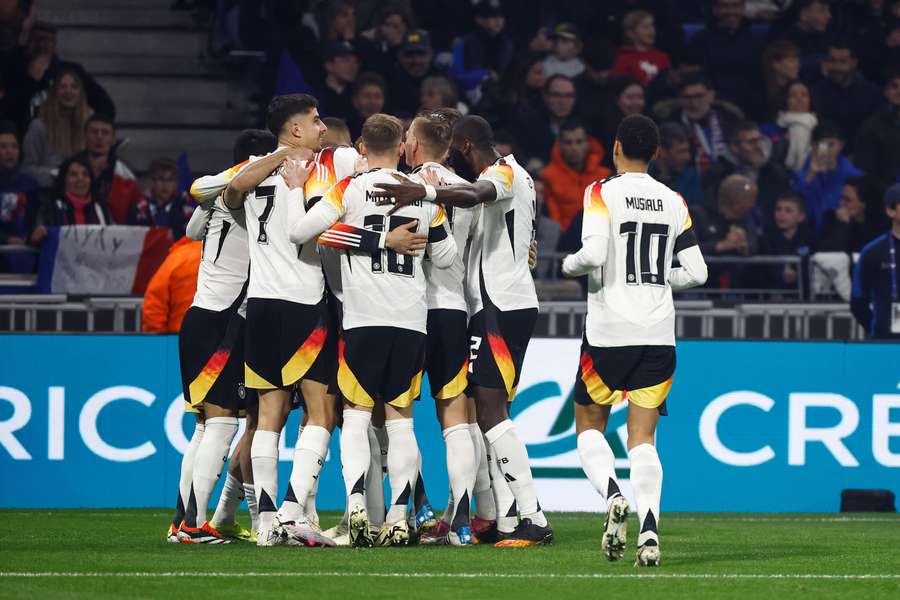 De spelers van Duitsland vieren de 1-0
