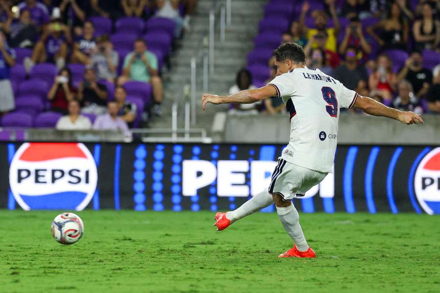 Lewandowski tira a portería en un partido del Chicago Fire