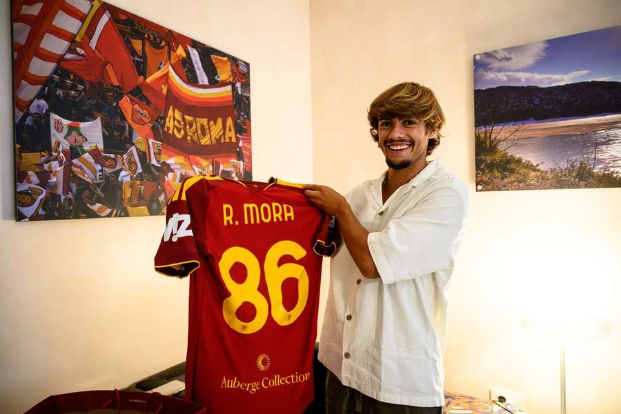 Rodrigo Mora com a camisola da Roma