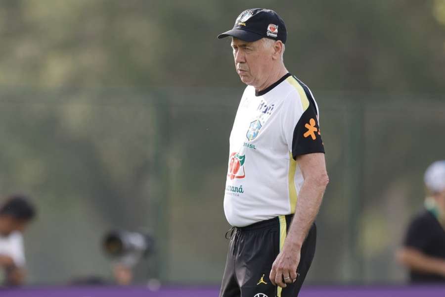 O técnico do Brasil treinando o time antes de amistoso nos EUA