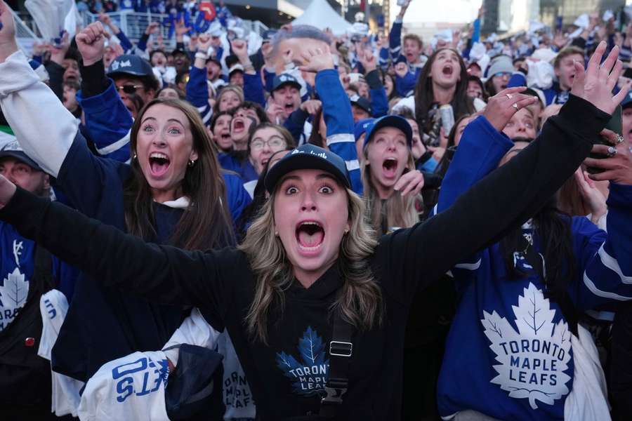 Maple Leafs-fans vieren een doelpunt in de serie die hen voor het eerst in 19 jaar succes bracht