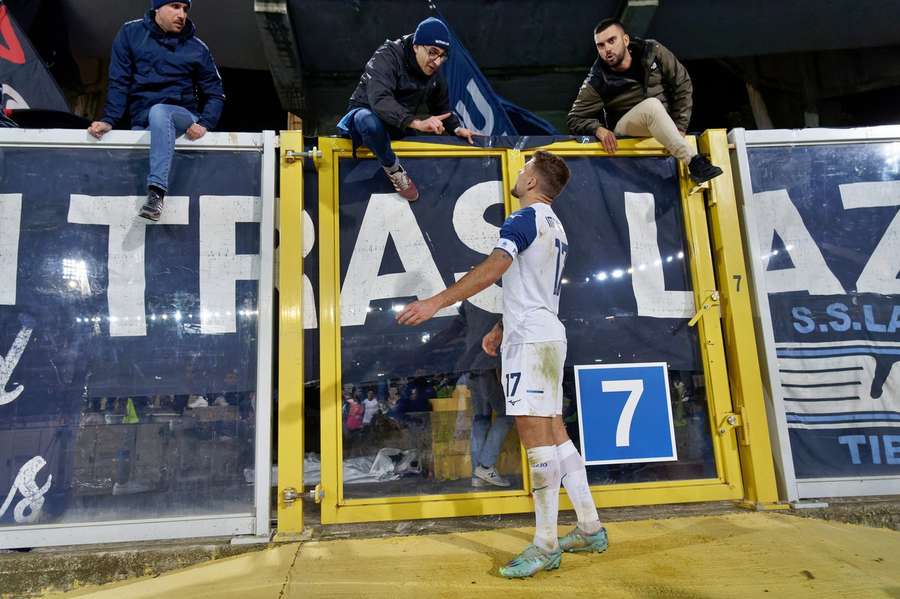 Alcuni tifosi della Lazio al Via del Mare