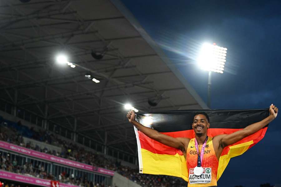 Agyekum feiert den Gewinn der Silbermedaille mit der deutschen Flagge