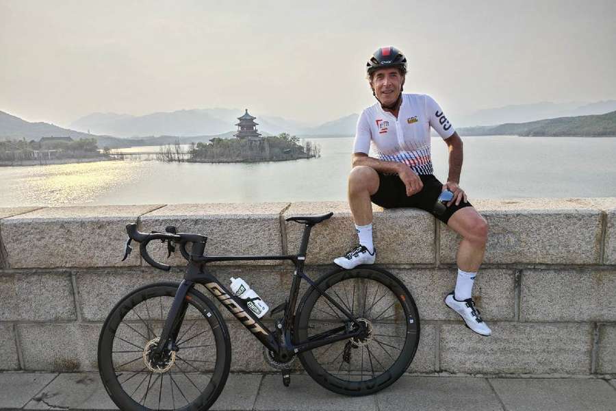 Perico Delgado fortsætter med at deltage i veteranløb, som her i Kina.