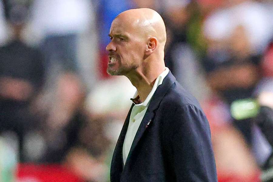 Treinador do Manchester United com cara de poucos amigos no GSP Stadium, no Chipre, na vitória pela Liga Europa