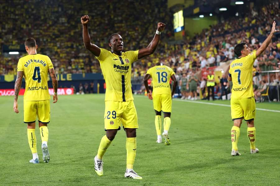 Etta Eyong celebra su gol ante el Oviedo