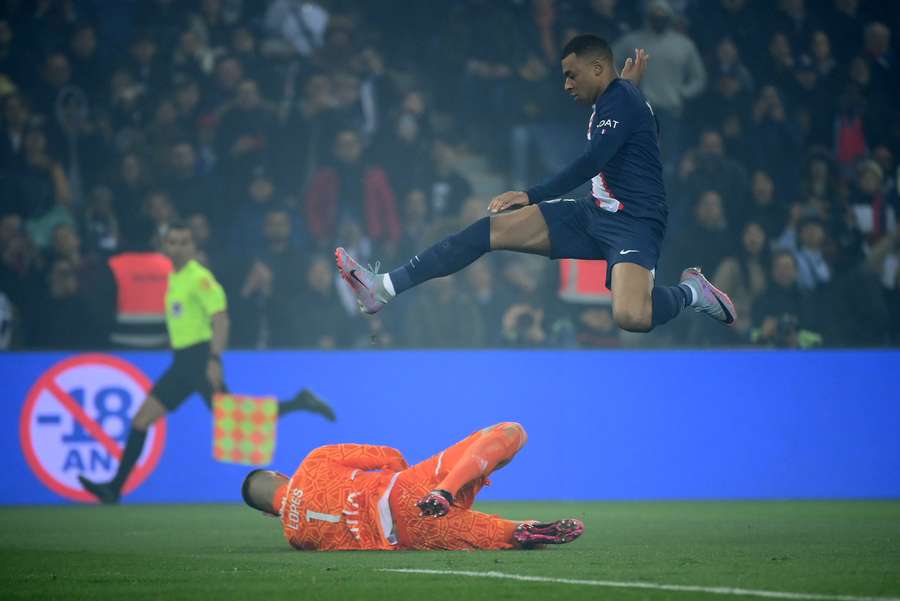 Anthony Lopes comes out in front of Kylian Mbappe