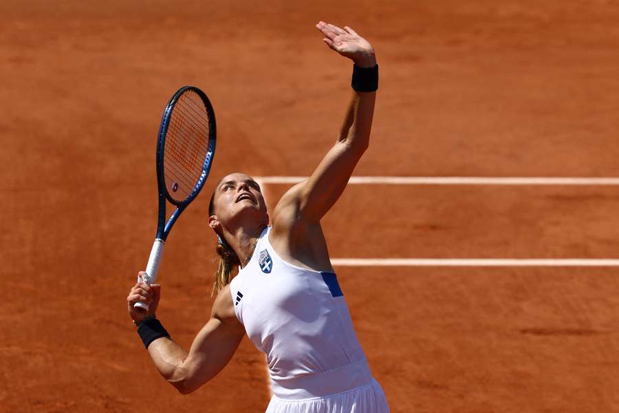 Maria Sakkari, da Grécia, em ação durante o jogo contra Yue Yuan, da China