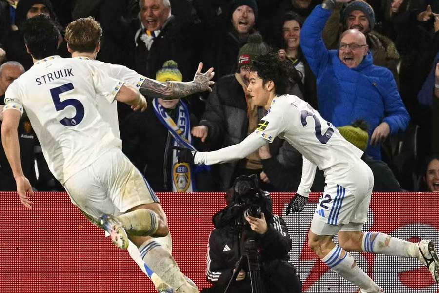 Tanaka fez o golo do empate do Leeds aos 90+6 minutos