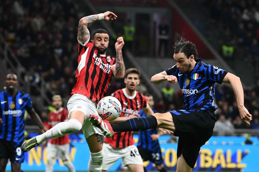 Darmian y Walker en un duelo