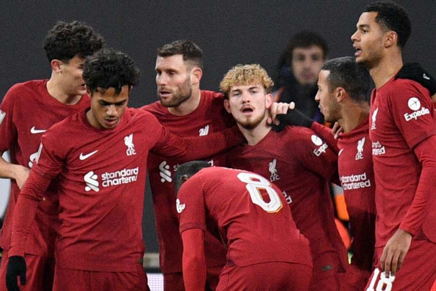 Elliott (ao centro) marcou o gol da classificação do Liverpool