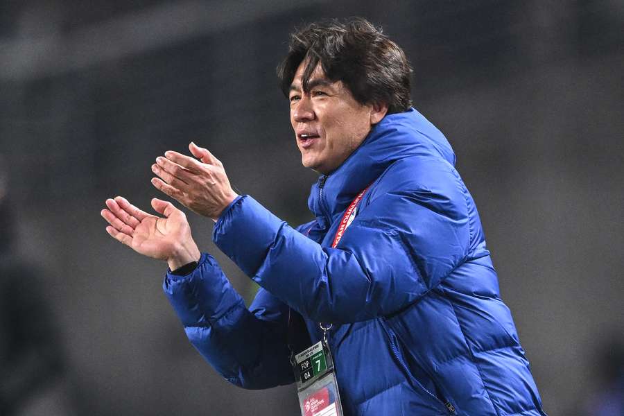 Hong Myung-bo gestures from the touchline during South Korea's 1-1 World Cup qualifying draw with Oman.