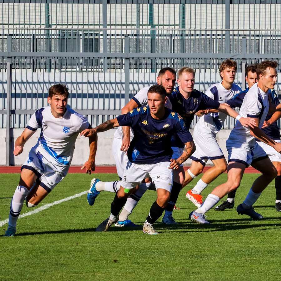 Fotbalisté Kuřimi v akci proti Znojmu Fotbalisté Kuřimi v akci proti Znojmu