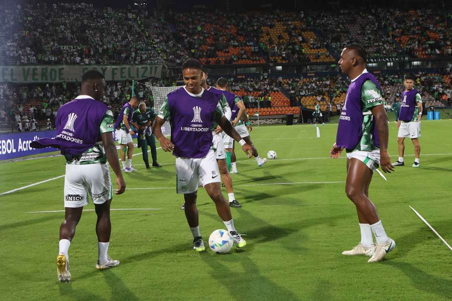 Jugadores del Atlético Nacional calientan antes de un partido Jugadores del Atlético Nacional calientan antes de un partido